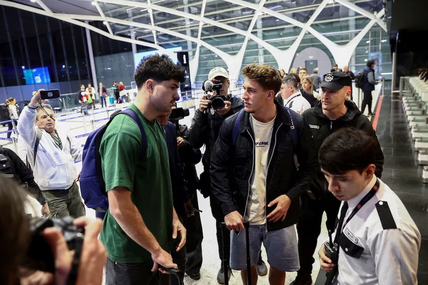 Oscar Jégou y Hugo Auradou en el aeropuerto de Ezeiza