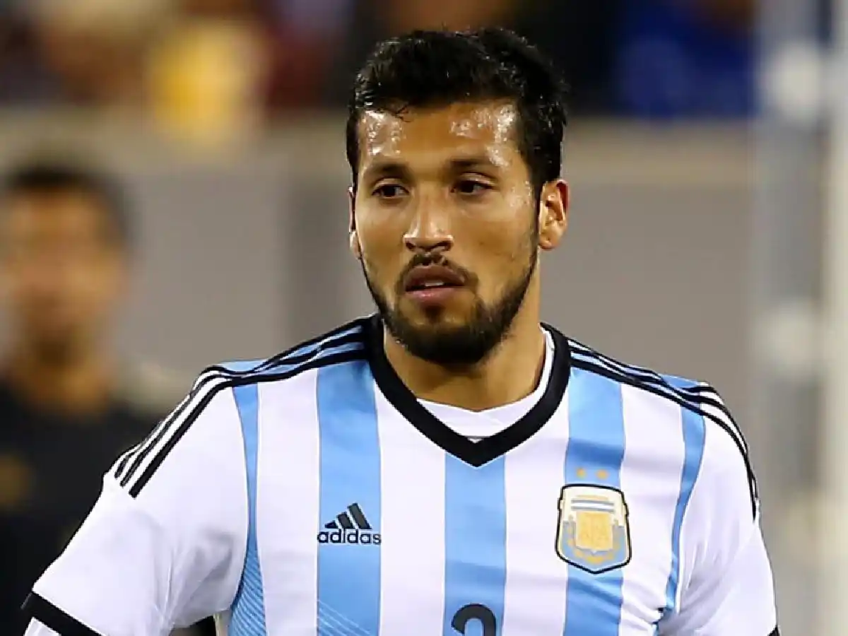 Ezequiel Garay colgó los botines