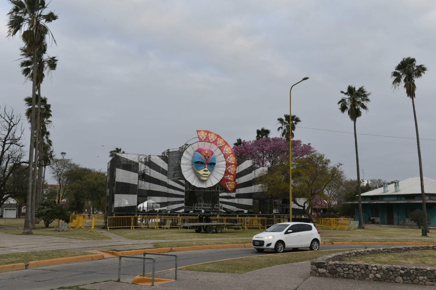 Escenario y todo listo en la Plaza Vélez Sarsfield para recibir a los estudiantes.