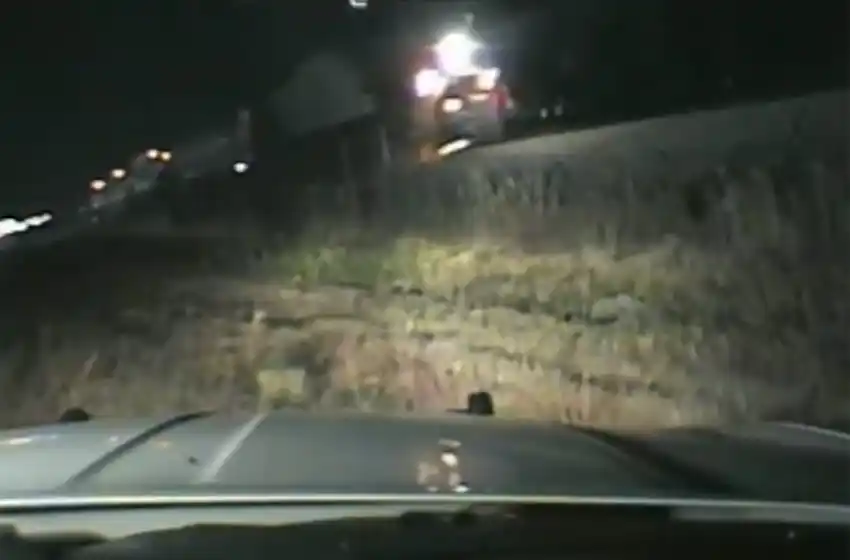 Video: un policía se juega la vida para evitar que un tren atropelle a un auto