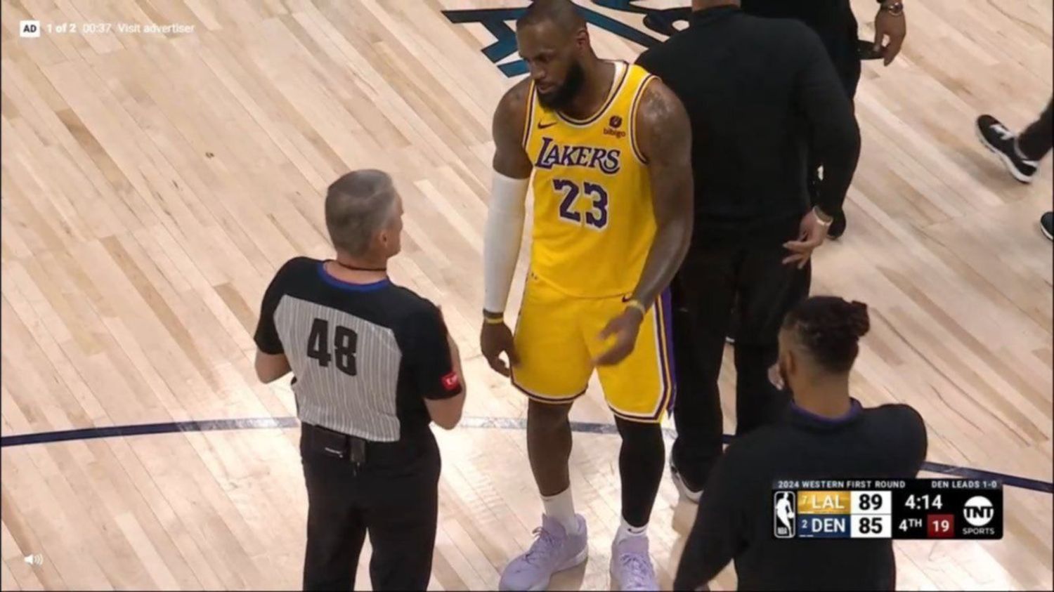 LeBron James, sobre el arbitraje: “¿Para qué demonios…?”