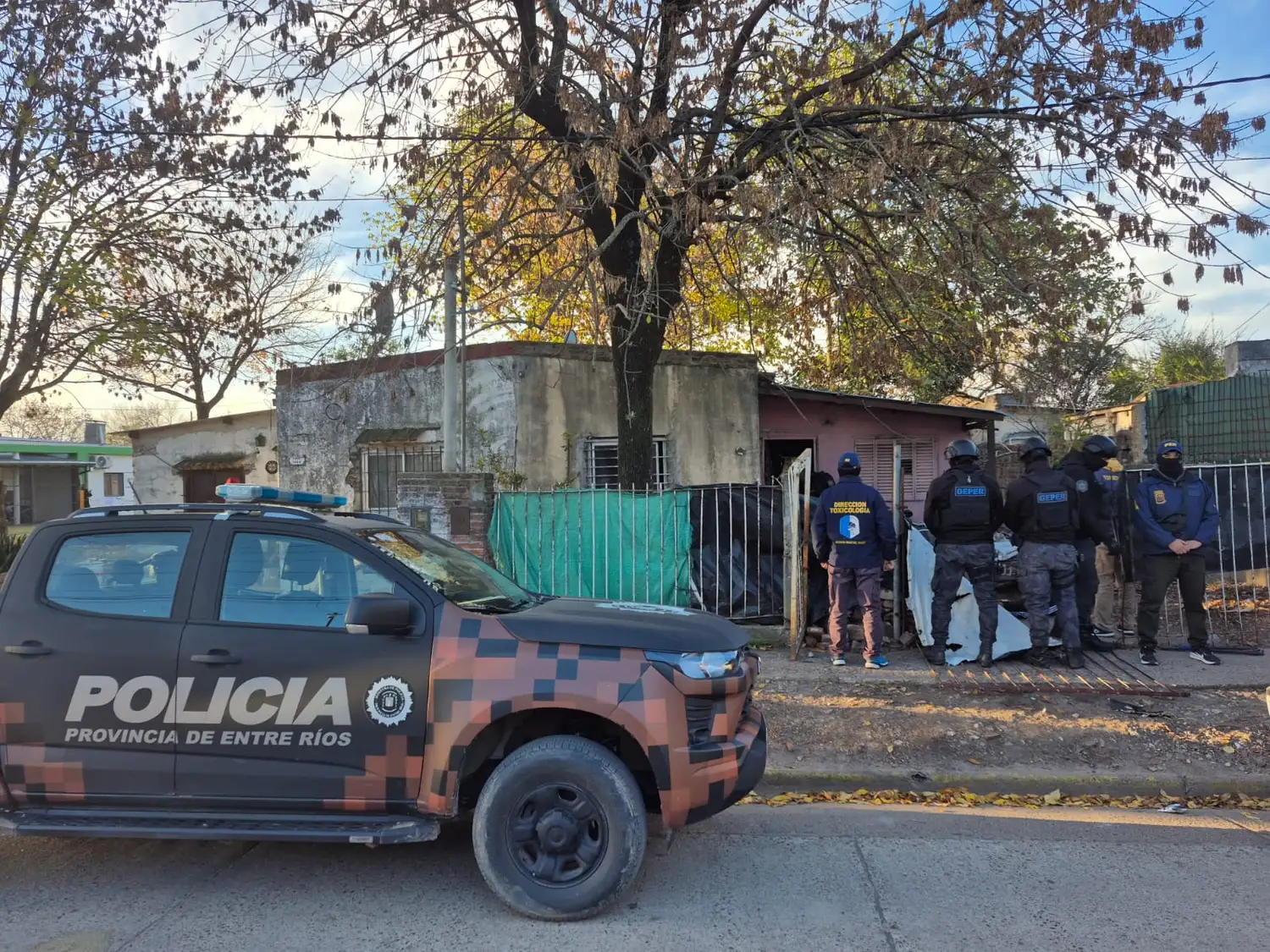 Realizaron allanamientos por narcomenudeo en dos barrios de la ciudad: identificaron a 19 personas y tres fueron detenidas
