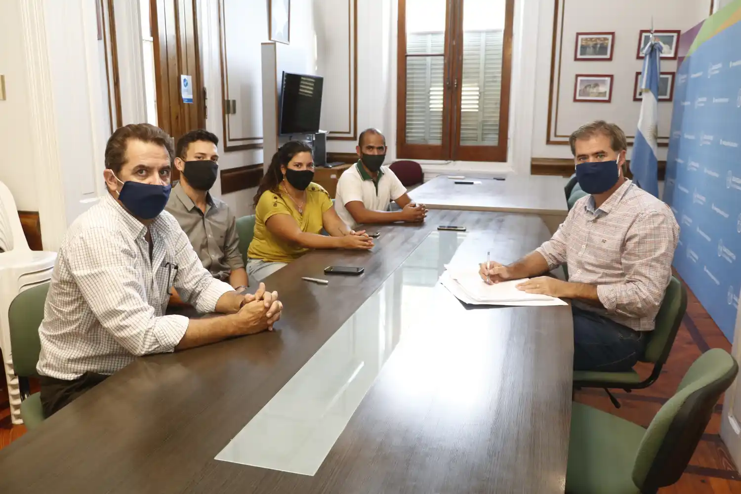 El intendente firmó el decreto para ampliar la obra de calle Alsina