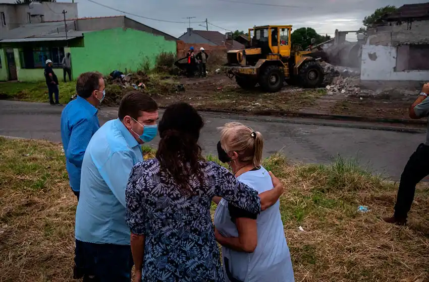 Se demolió una estructura con peligro de derrumbe ubicada al lado de una escuela