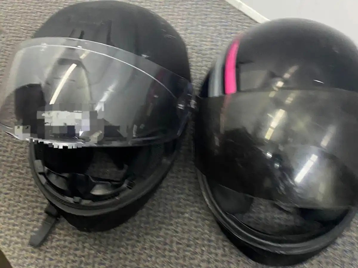 Lo buscaban por robar un casco y cayó en plena avenida Italia con dos acompañantes