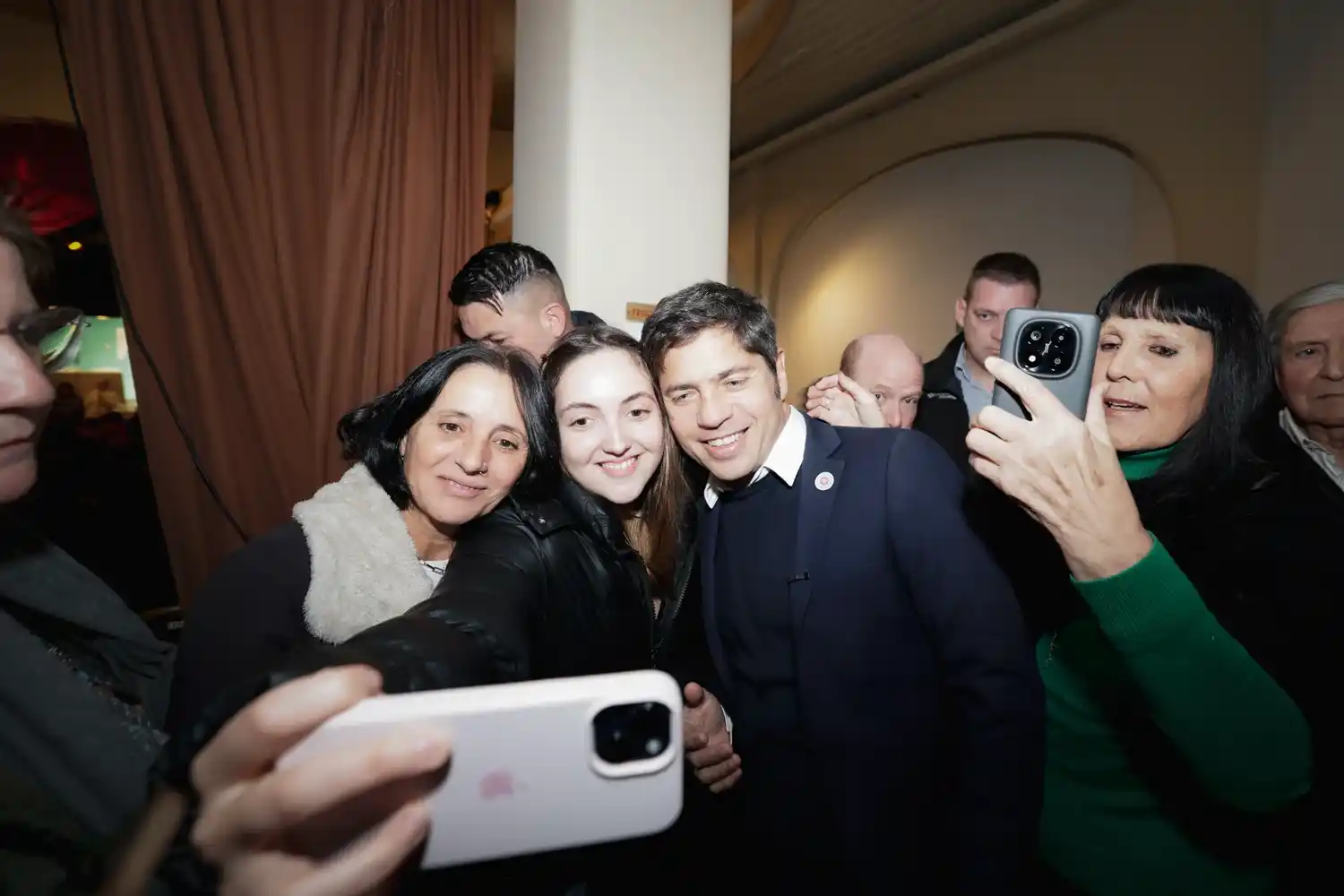 Kicillof visitó a una vecina de Chascomús y entregó en mano la escritura de su vivienda