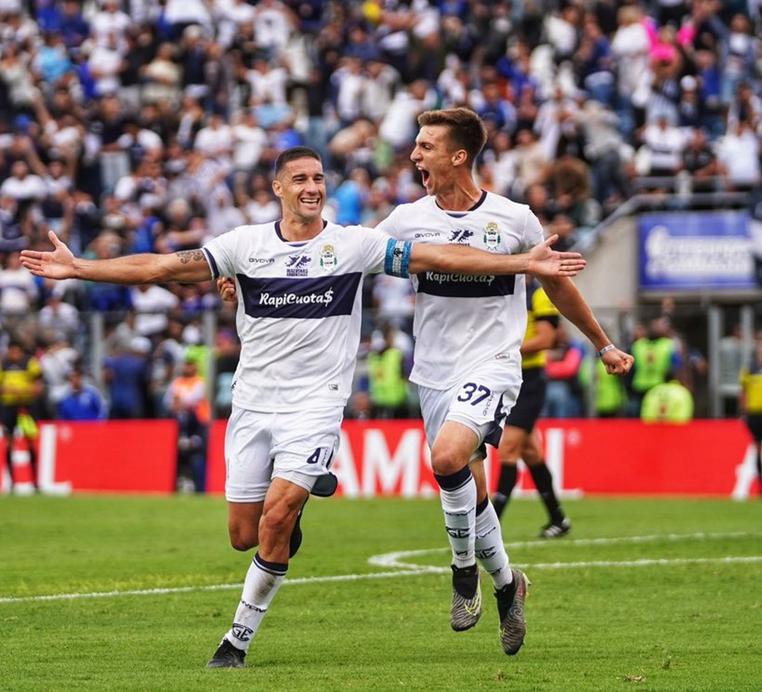 Morales, exSantamarina, festeja el primer gol con Sánchez.