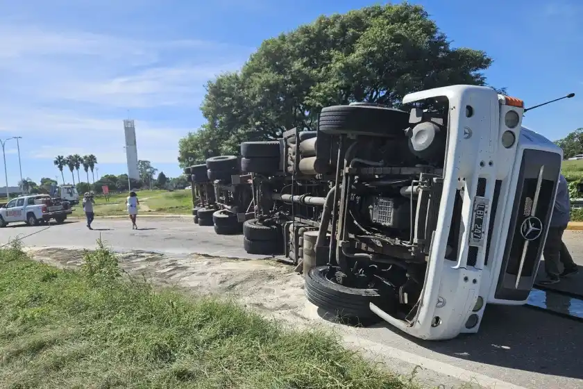 Volcó un camión en la Autopista Rosario-Santa Fe tras esquivar a delincuentes armados