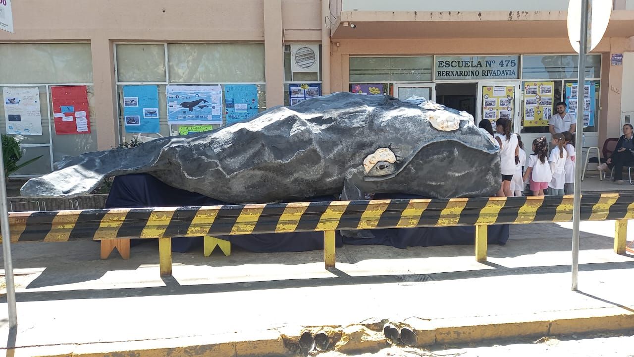 ¡Una ballena en pleno bulevar! Los alumnos de la Escuela Rivadavia sorprendieron con una muestra artística