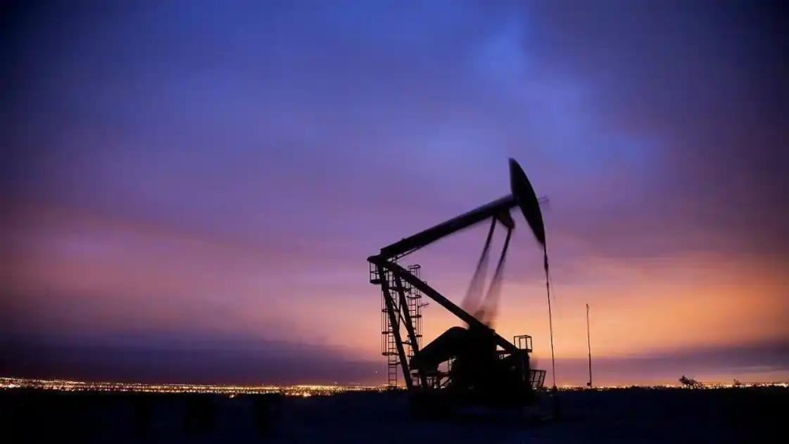 ¿Bajará aún más la nafta? El barril de petróleo vuelve a cotizar a menos de US$ 60