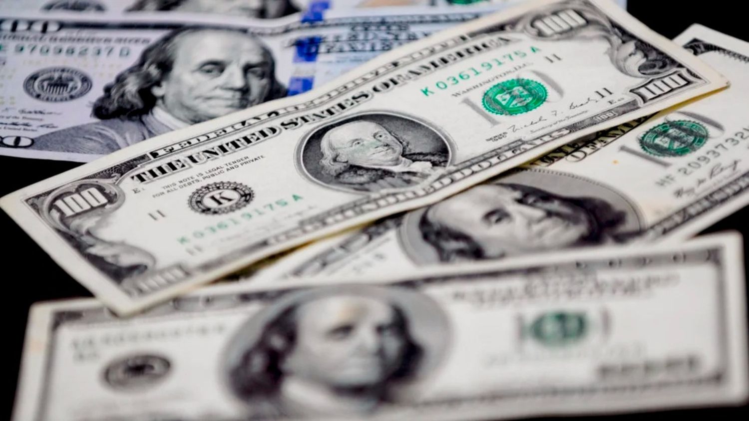 Sube el dólar oficial, baja el blue y se cierra la brecha entre las cotizaciones
