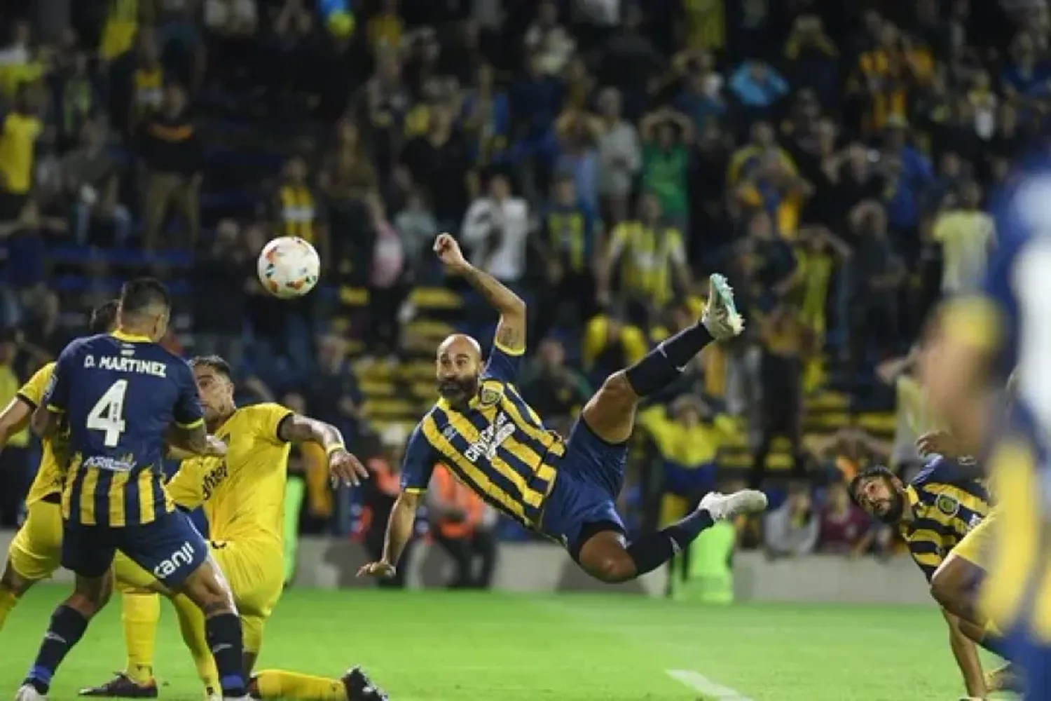 En un partido caliente, Central venció a Peñarol por la mínima