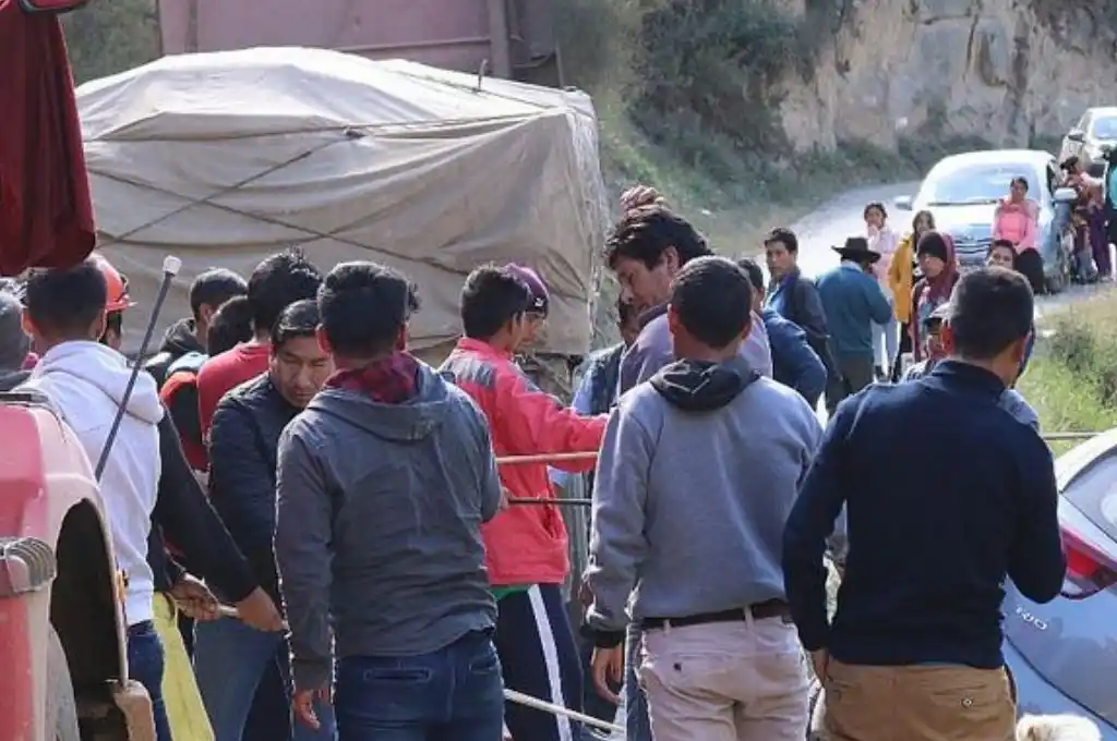 Video: pobladores evitan que una minivan con pasajeros caiga por un precipicio