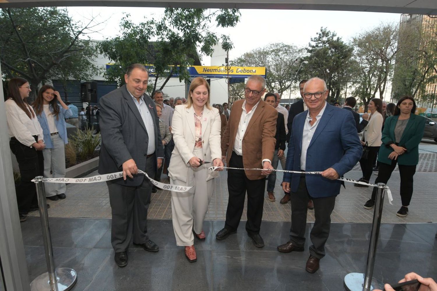 El intendente Juan Pablo Poletti, la vicegobernadora Gisela Scaglia y los titulares de CAM, Daniel Arditti y Sergio Morgenstern, en el momento del corte de cintas. Foto: Manuel Fabatía