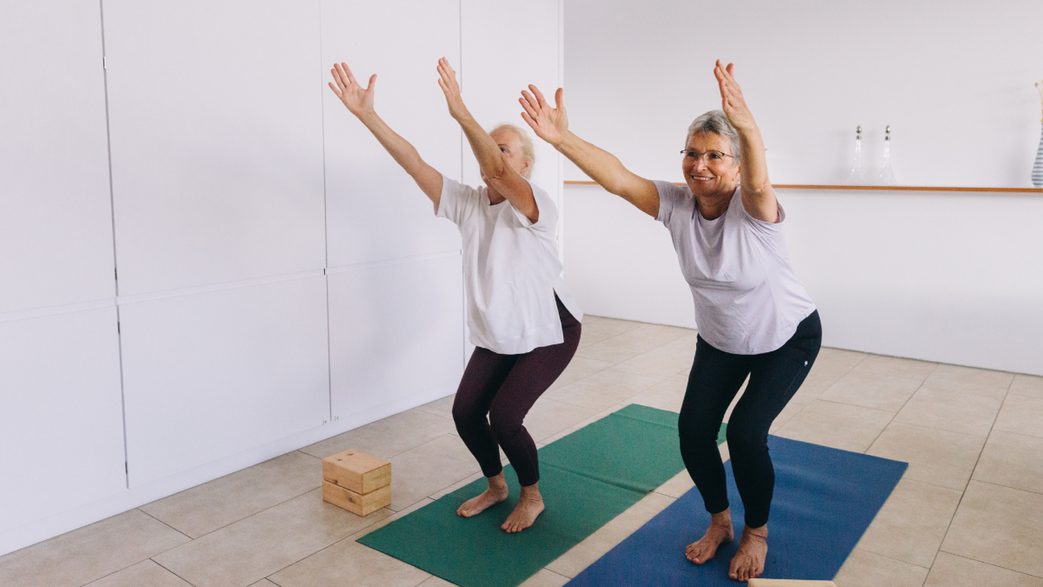 Esta es el ejercicio ideal para mujeres de más de 65 que buscan fuerza sin salir de casa