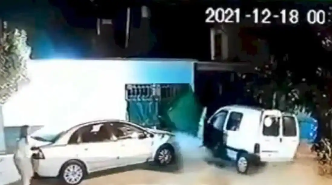 Robó una camioneta, la chocó apenas arrancó y los vecinos casi lo linchan