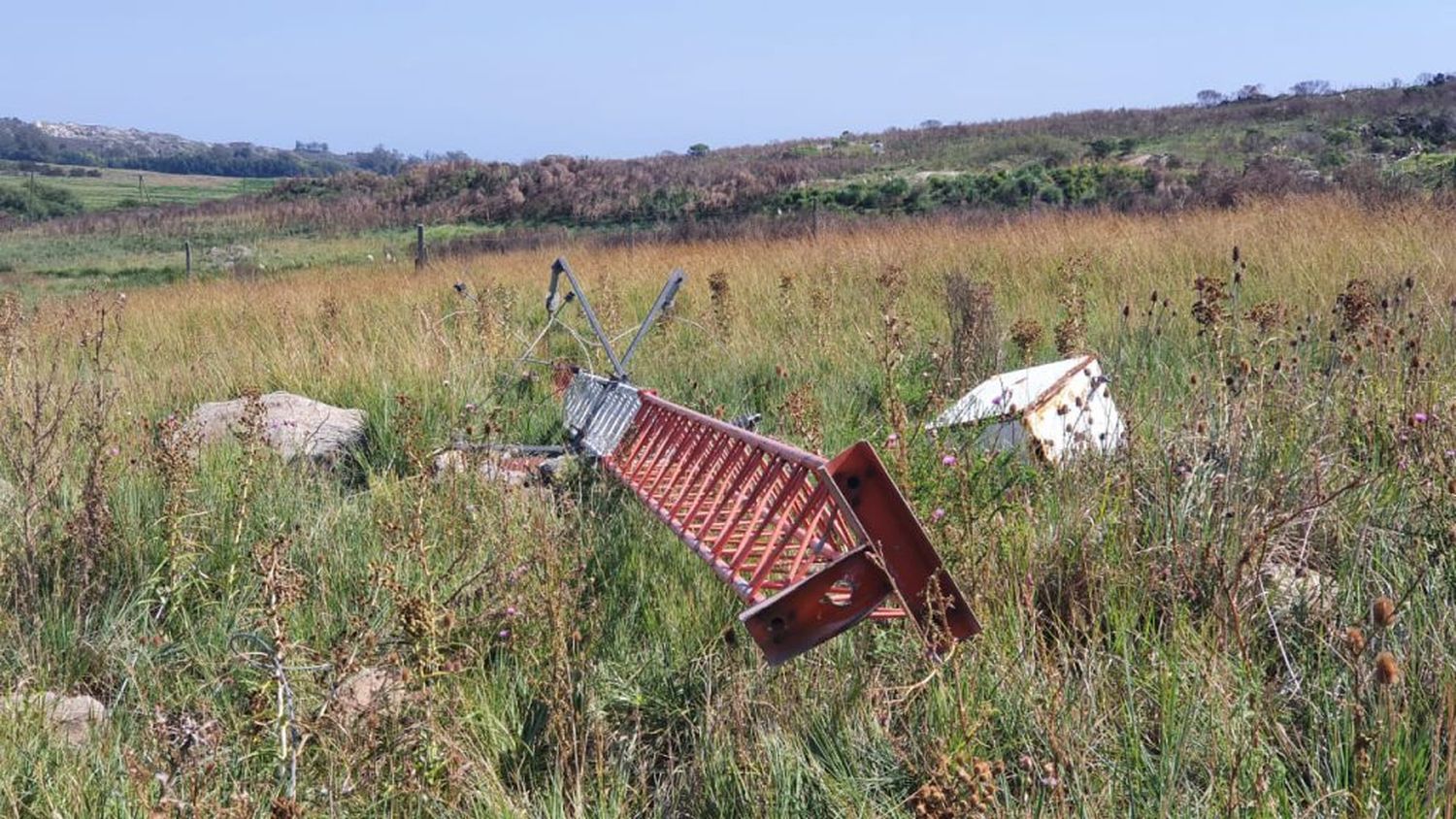 Tiraron la antena, robaron equipos y dañaron la planta transmisora de Radio de la Sierra en Cerro Leones