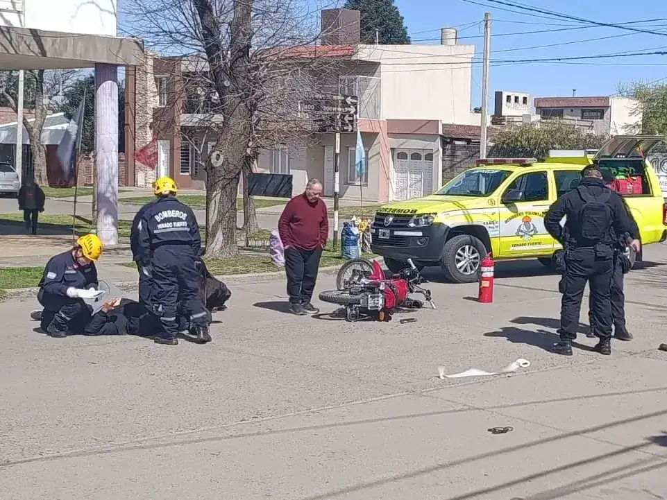 Personal de bomberos trabajando en el lugar del siniestro.