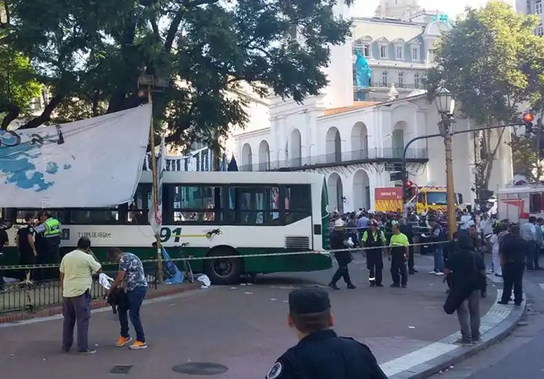 Colectivo atropelló a varias personas en el acampe de Tupac Amaru 