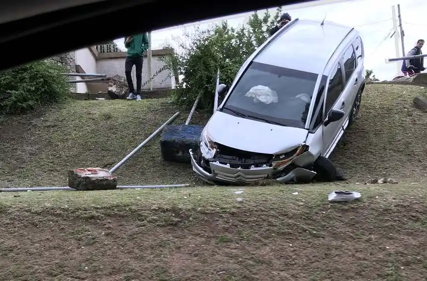 Un auto cayó por la barranca de la avenida Puccio