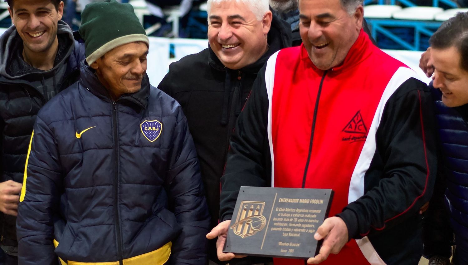 El reconocimiento que le entregara Argentino a Fogolín luego de su título como DT de Independiente de Chañar Ladeado