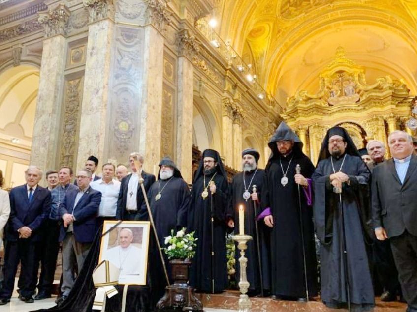 Distintas comunidades religiosas recordaron en la catedral porteña al Papa Francisco