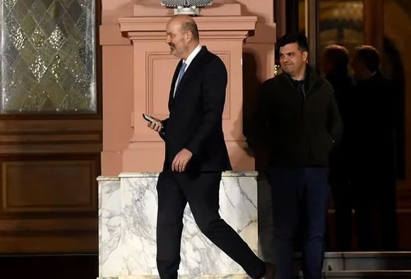 Sturzenegger impulsará la realización de un examen de ingreso para trabajar en el Estado