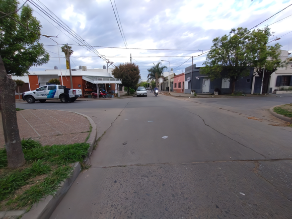 Buscan al conductor de una Renault Kangoo que chocó con una moto y se fue de la escena