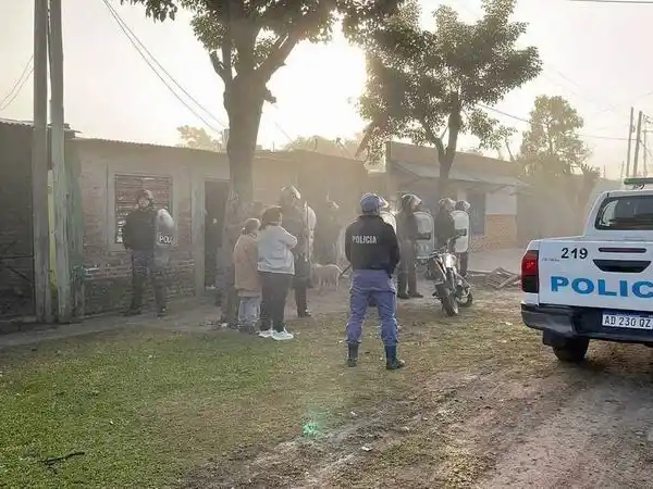 La Policía realizó allanamientos, secuestró armas blancas y detuvo a tres hombres
