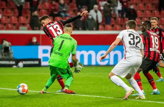 El Leverkusen goleó con uno de Lucas Alario