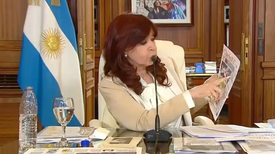 Rodeada de militantes, Cristina Kirchner llegó al Congreso desde donde hizo su "derecho de defensa"