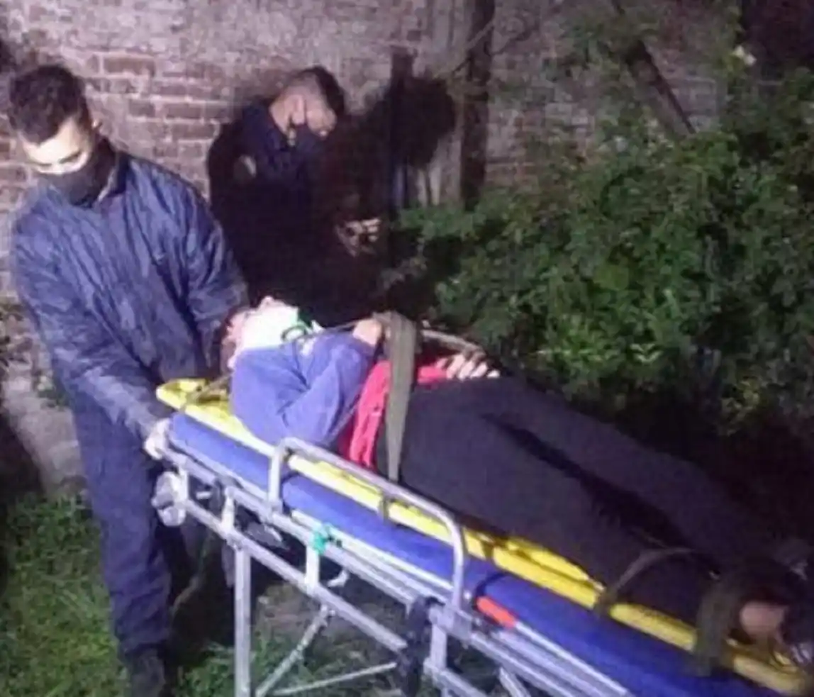 Quiso robar en un cuartel de Bomberos, se cayó de un techo y casi se mató en el golpe