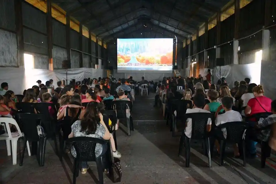 El galpón del ferrocarril se convirtió en una sala de cine