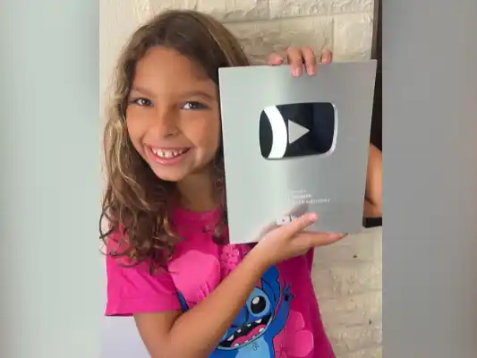 La pequeña sube videos con ayuda de su padre.