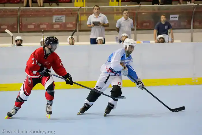 Cristian Guzmán lleva el disco y detrás lo siguen atentamente Gustavo Ríos y Julio Merceré. (Foto: WIH)