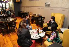 Se ratificaron las restricciones de Fase 2 pero los gastronómicos continúan con aforo 