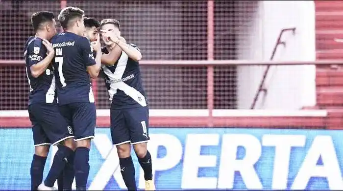 Independiente recuperó la sonrisa tumbando los sueños de Argentinos