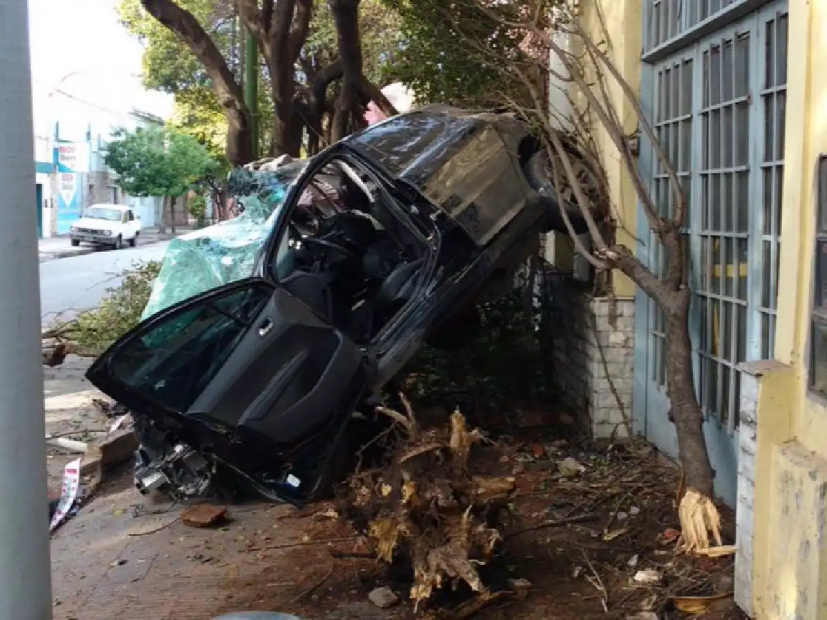 Un joven murió al chocar contra un árbol en Córdoba
