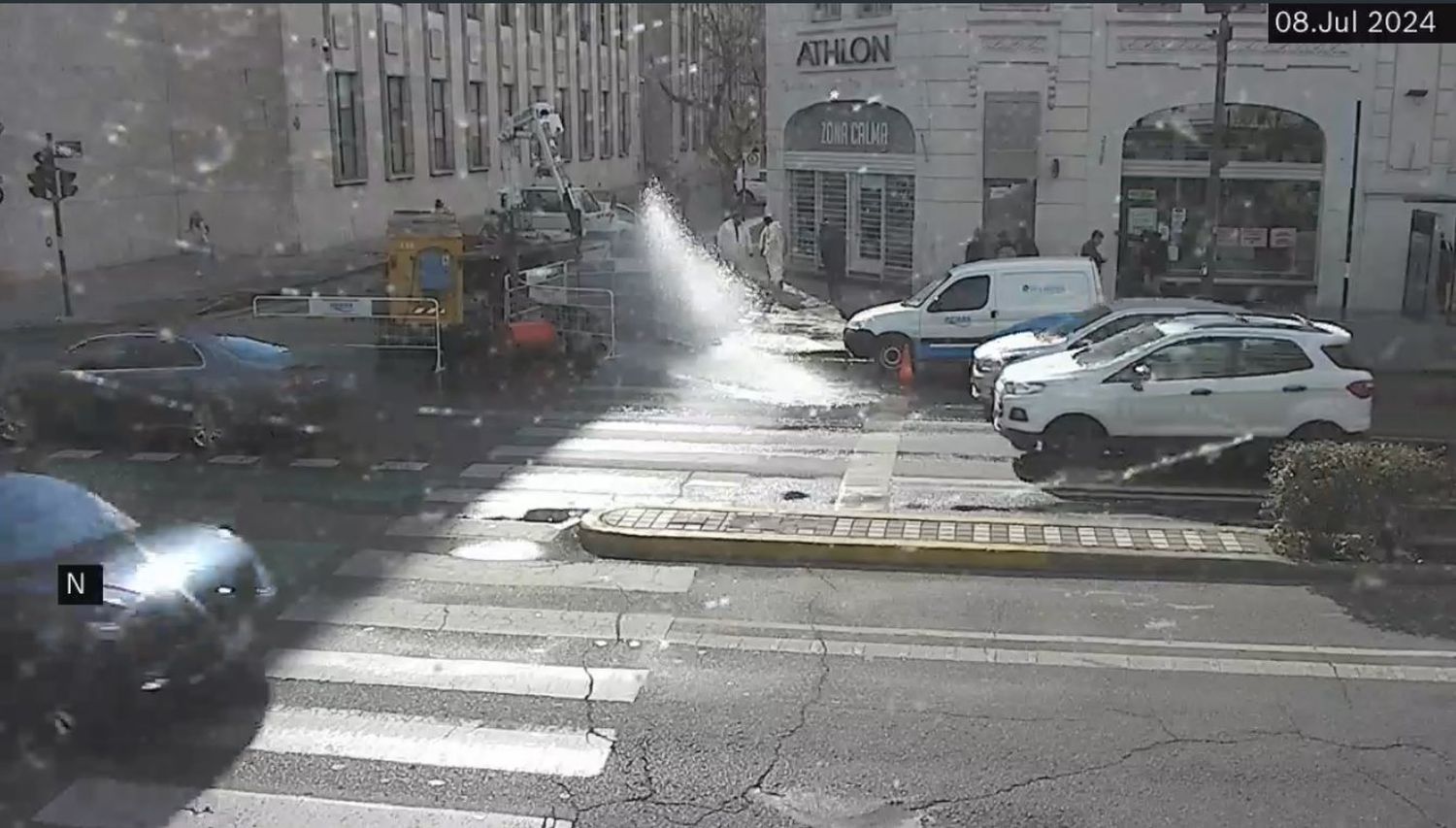 Caos frente a Tribunales por una descontrolada fuga de agua