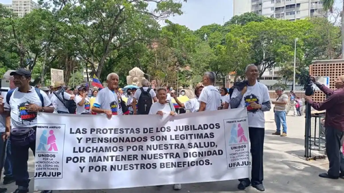 ABUELOS RECLAMAN porque Maduro quiere «exterminar» a los adultos mayores: «la nueva Ley de Pensiones es otra burla»