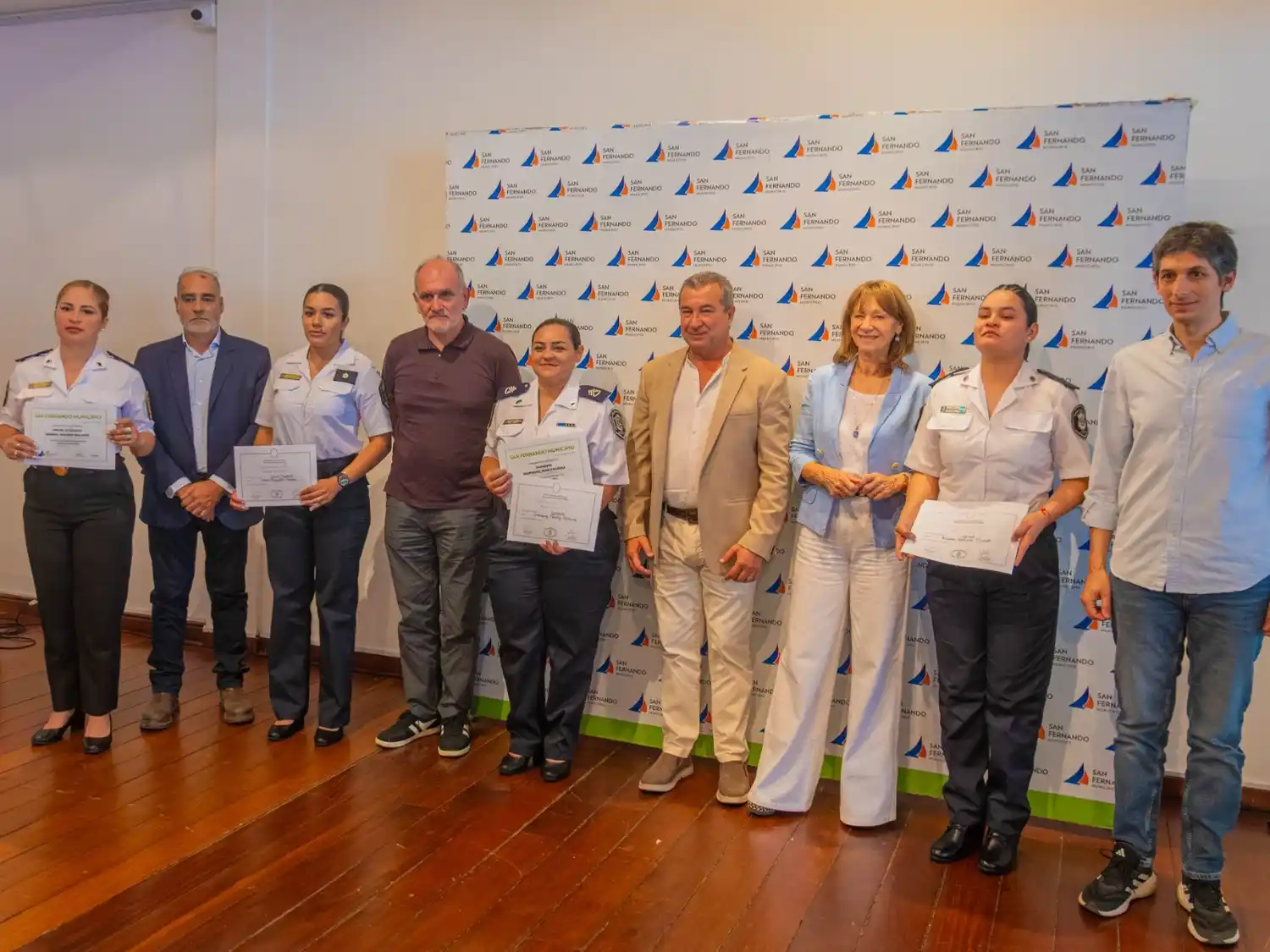 Homenaje a policías en San Fernando.