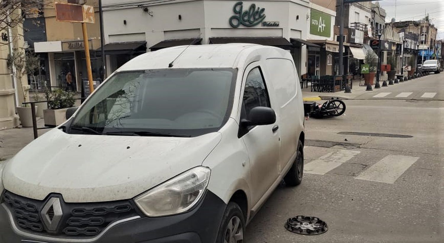 Mensajero trasladado al Hospital tras choque en el centro