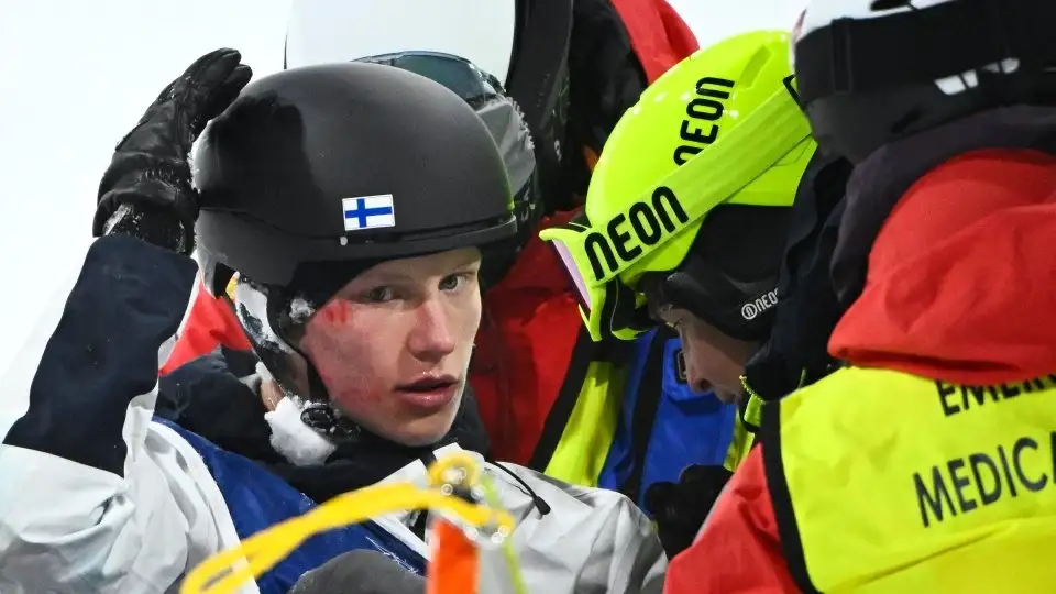 El atleta perdió el control en el aire y golpeó con fuerza la pista, quedando inmóvil por unos instantes mientras el público observaba con preocupación y el personal médico acudía rápidamente para asistirlo.