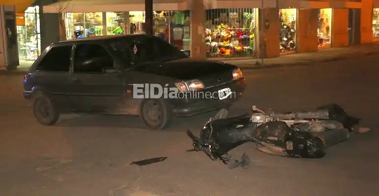 Joven motociclista hospitalizado tras ser chocado por un auto  
