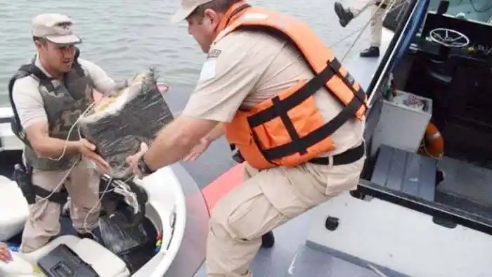 Una lancha deportiva trasladaba 300 kilos de cannabis por el Paraná