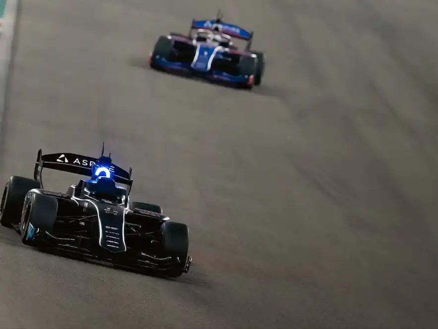 El auto de IA sin piloto venció a Daniil Kvyat en una prueba en Abu Dhabi (Foto: Instagram / @danydk1).