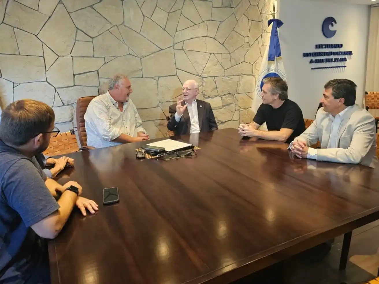 El rector  Alfredo Lazzeretti participó de la firma del convenio.