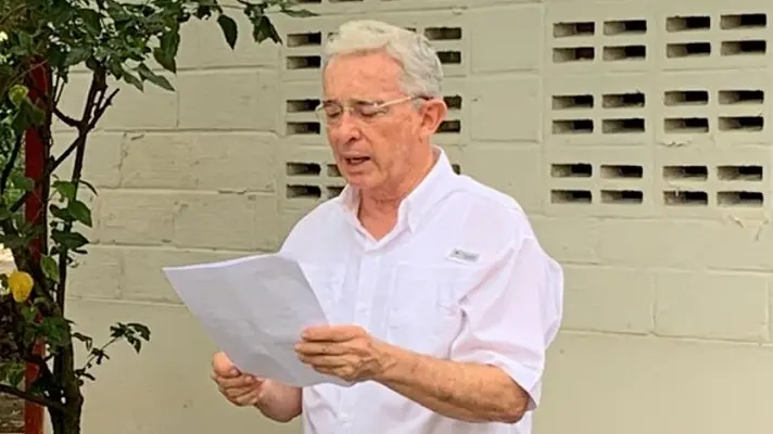 Álvaro Uribe recobró su libertad y ya se encuentra en su casa en Medellín