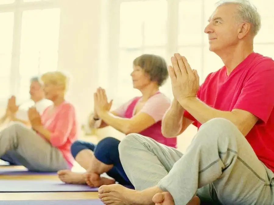Jornada de yoga al aire libre en Plaza 25 de Mayo