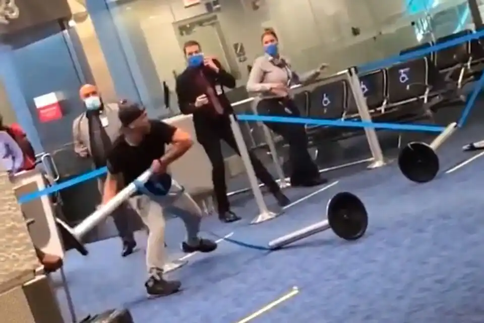 Un loco en Miami: le pidieron que use el barbijo, se enojó e hizo destrozos